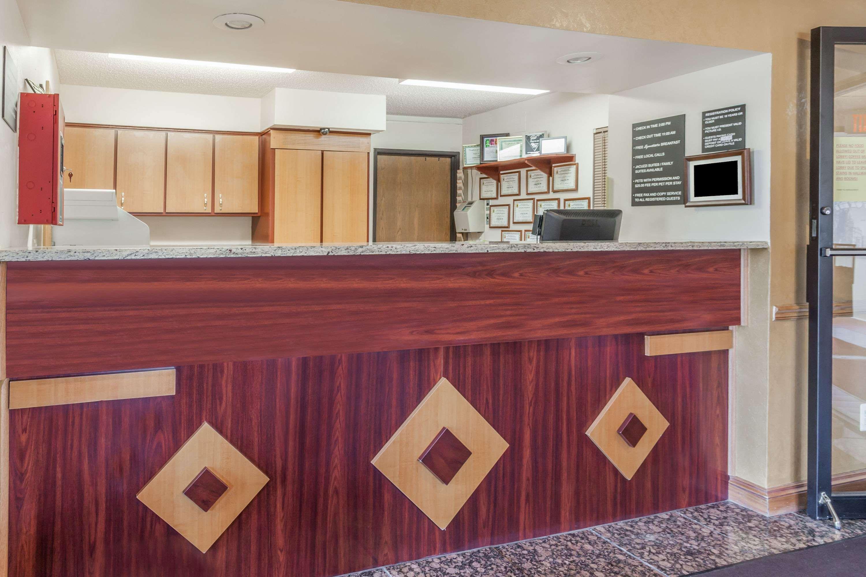 Vista Lobby Super 8 By Wyndham Imlay City