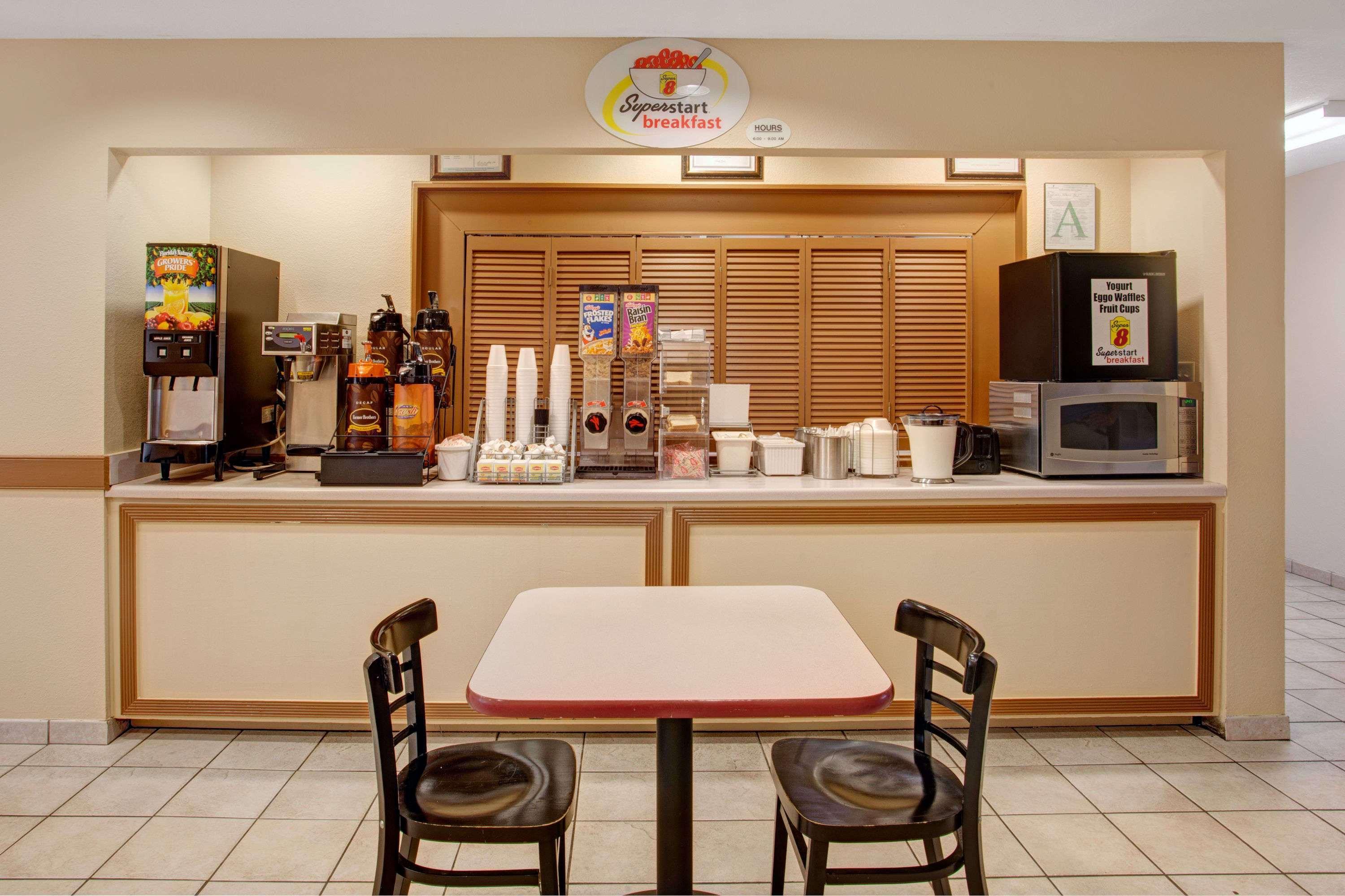 Restaurant Super 8 by Wyndham Olive Branch