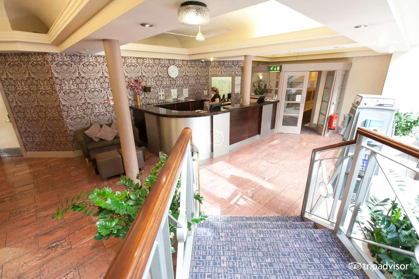 Vista Lobby Gardens Hotel