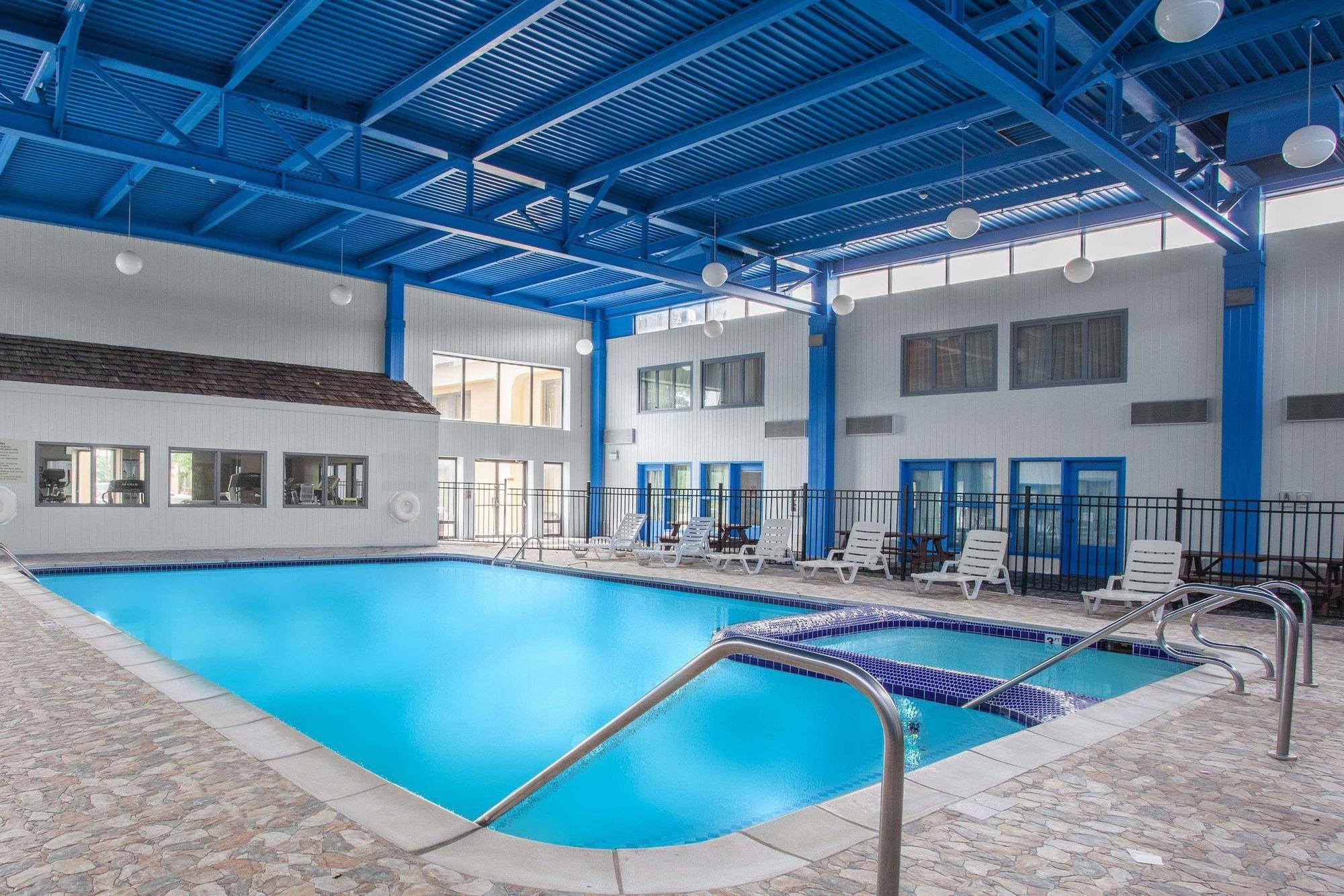 Vista Piscina Baymont Inn & Suites - Southfield/ Detroit