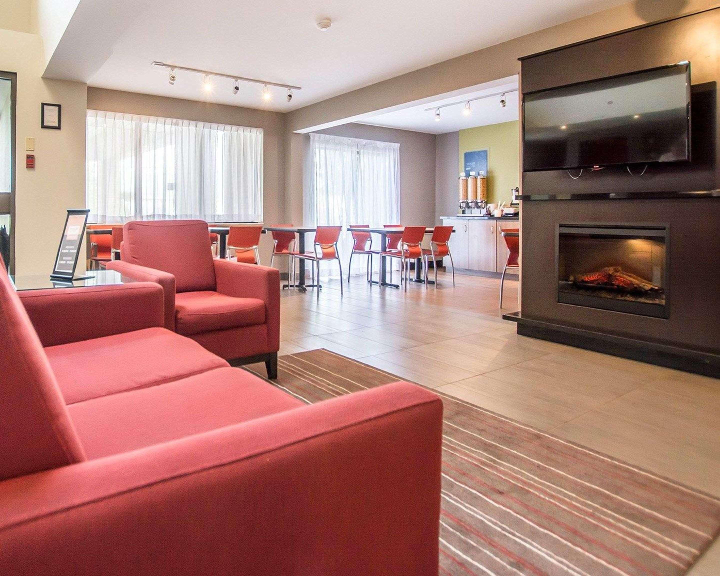 Vista Lobby Comfort Inn Kirkland Lake