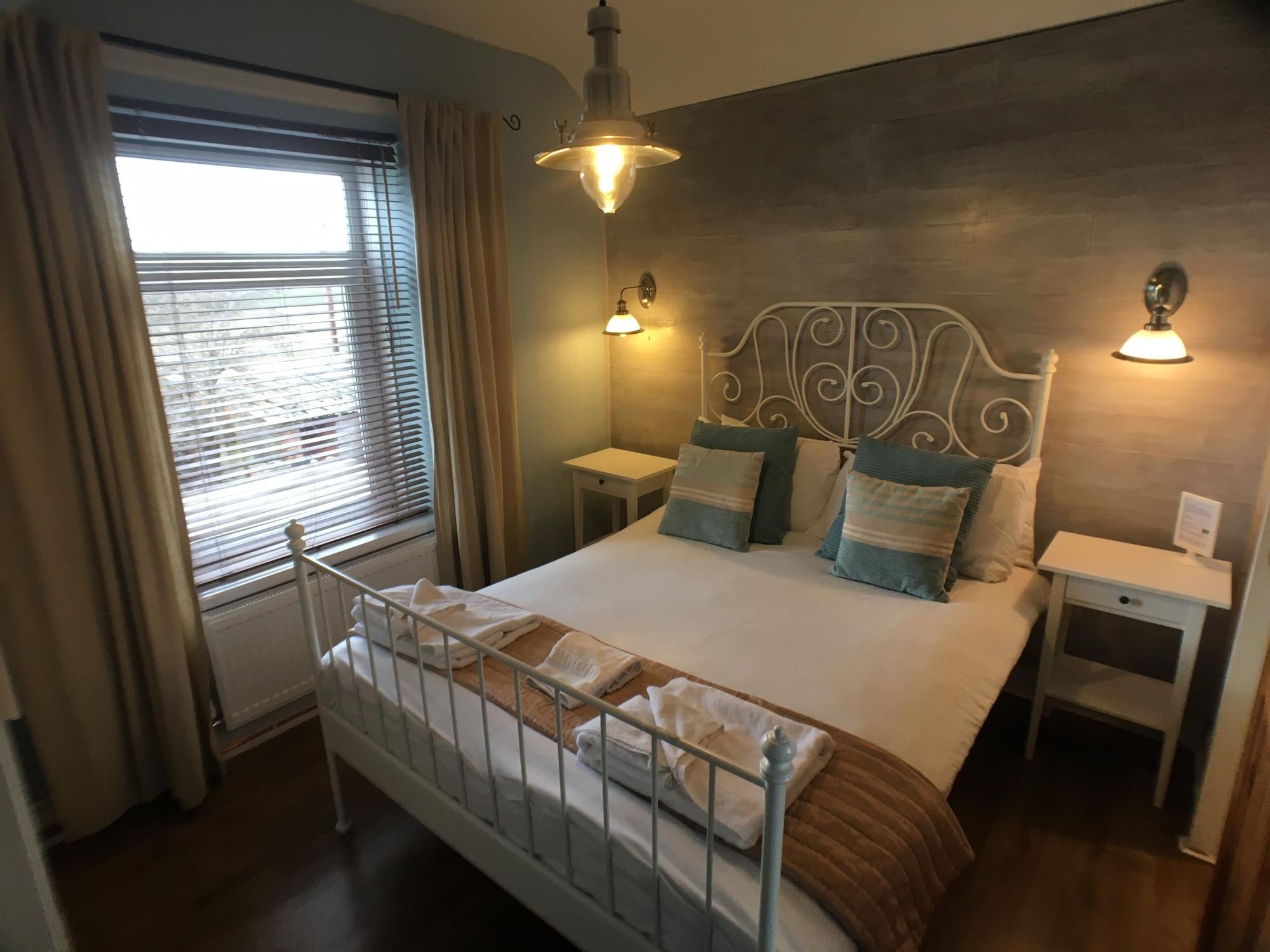 Varios Tyrosa Rooms