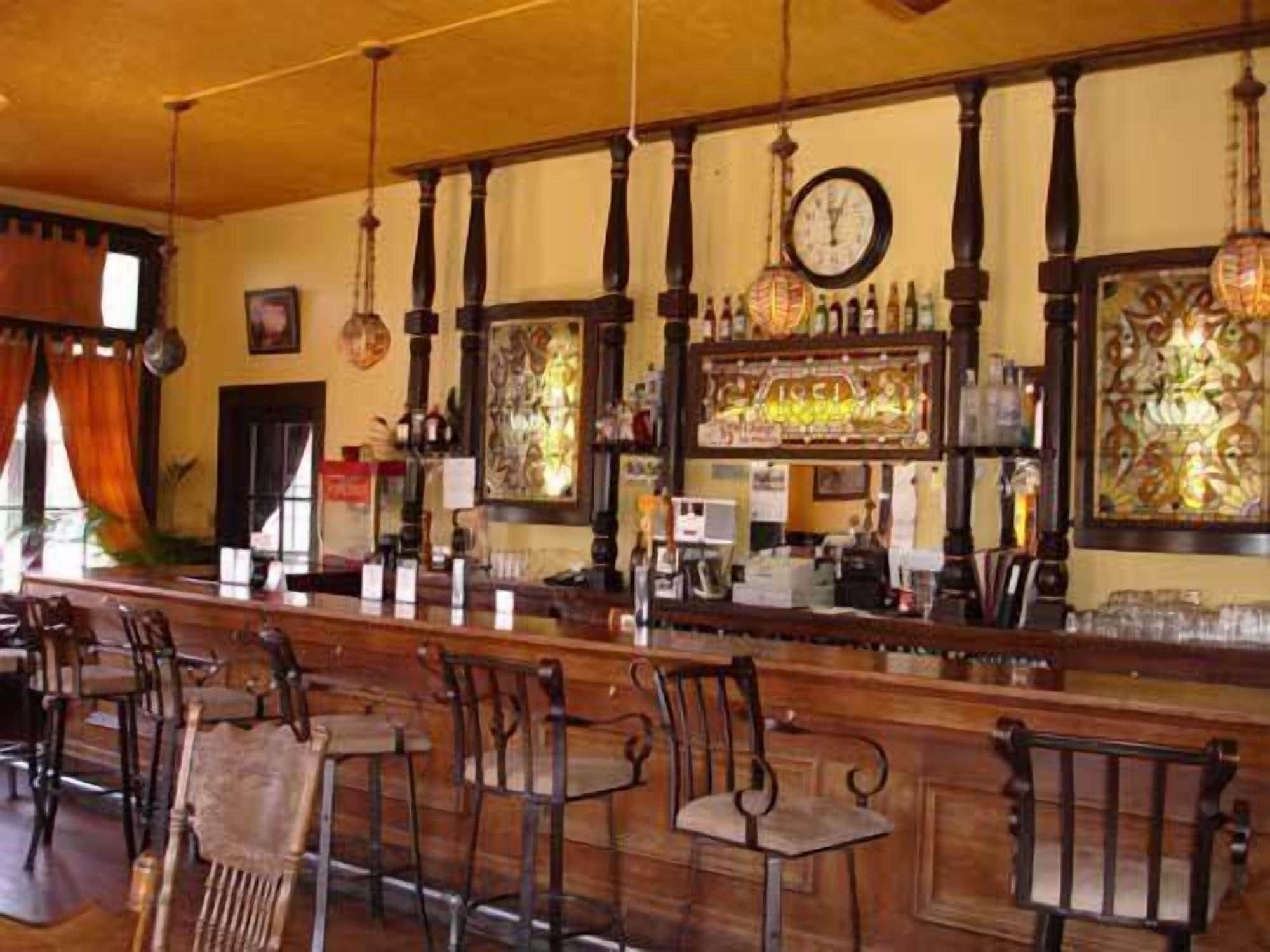 Bar/Salón Hotel Léger Restaurant & Saloon
