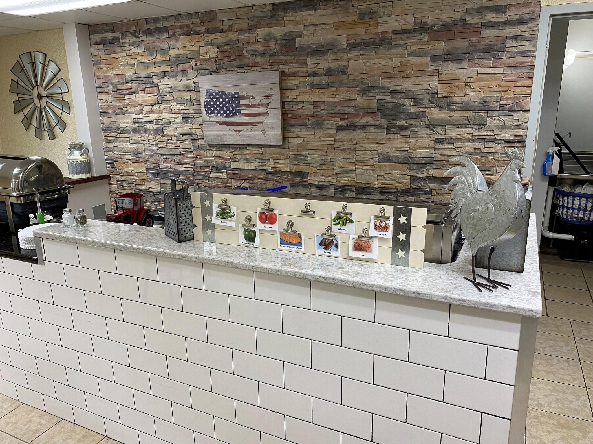 Restaurant Ramada by Wyndham Angola/Fremont Area