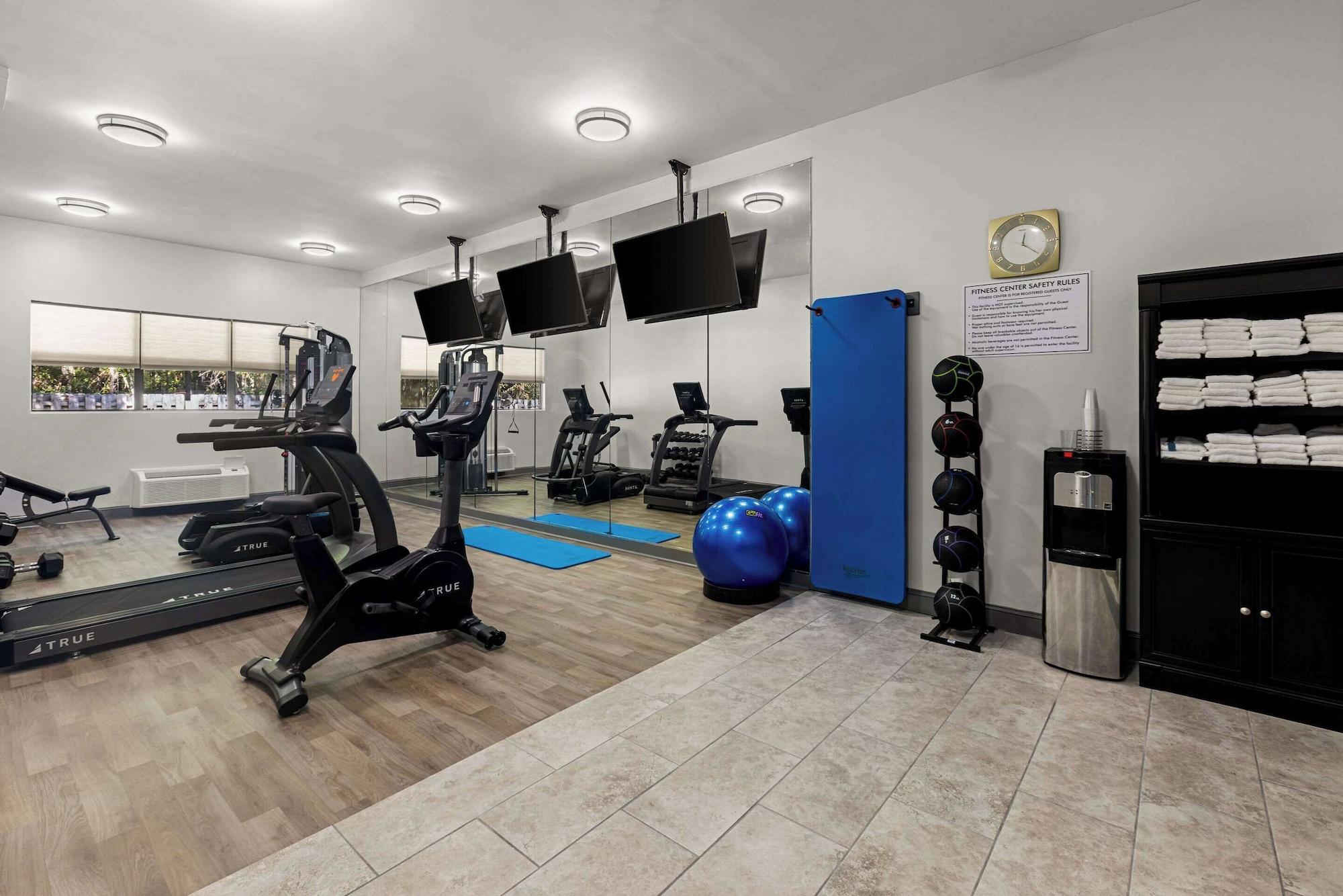 Gimnasio Clarion Pointe Hinesville near Fort Stewart