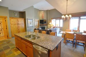 Alquiler Vacacional - ★Largest 2BR@ River Run Springs | Steps to Gondola w/pool, waterslide, hot tubs★