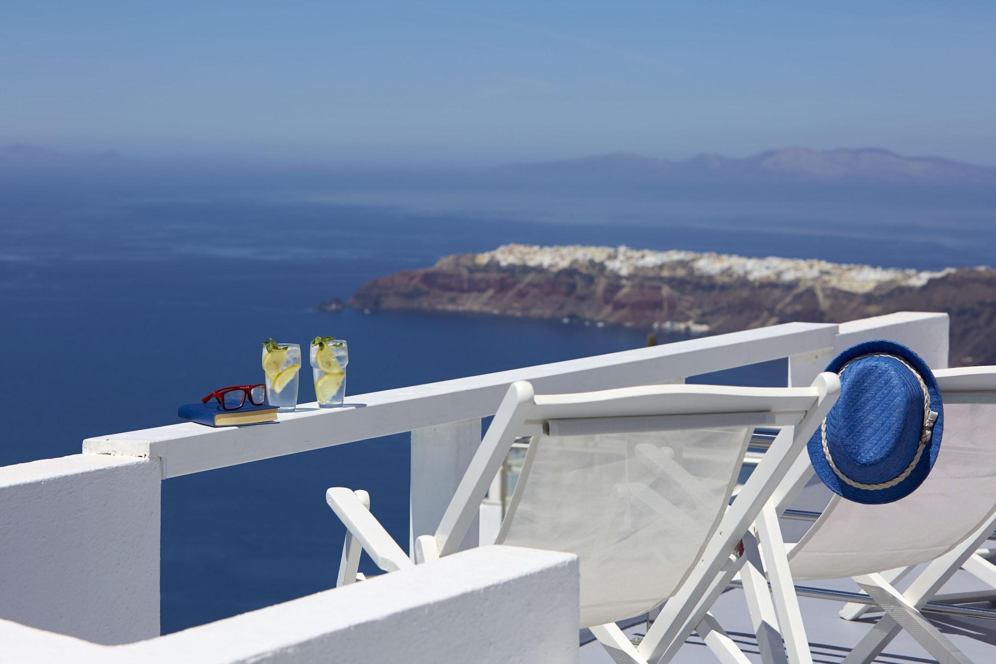 Varios WhiteDeck Hotel
