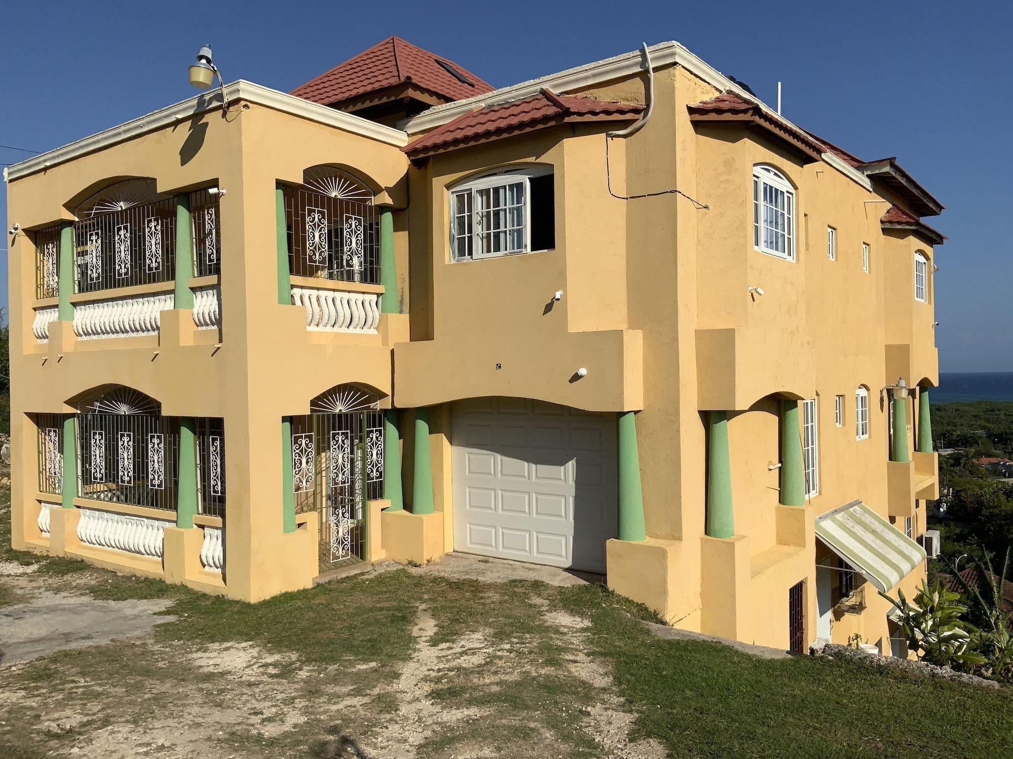 Vista Exterior Poinciana House