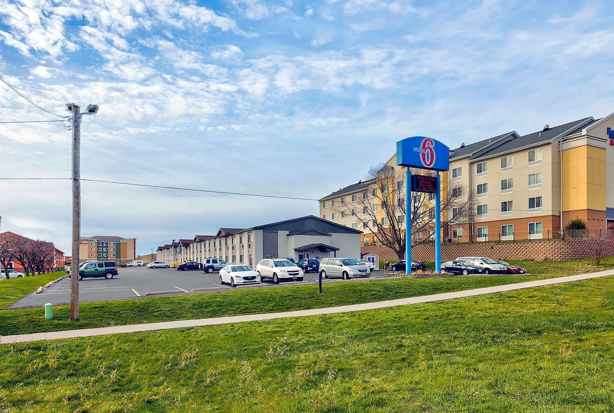 Vista Exterior Motel 6 Cedar Rapids, IA - Airport