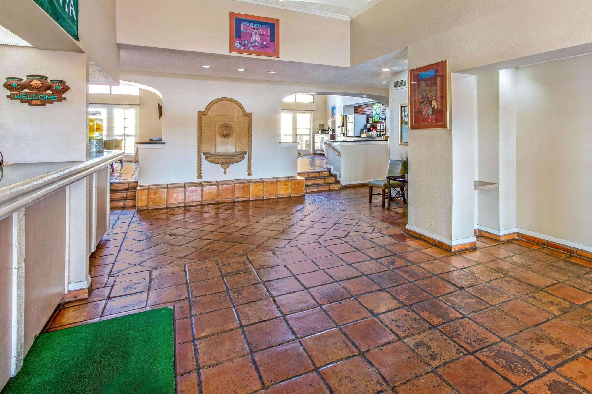 Vista Lobby La Quinta Inn by Wyndham Las Cruces Mesilla Valley