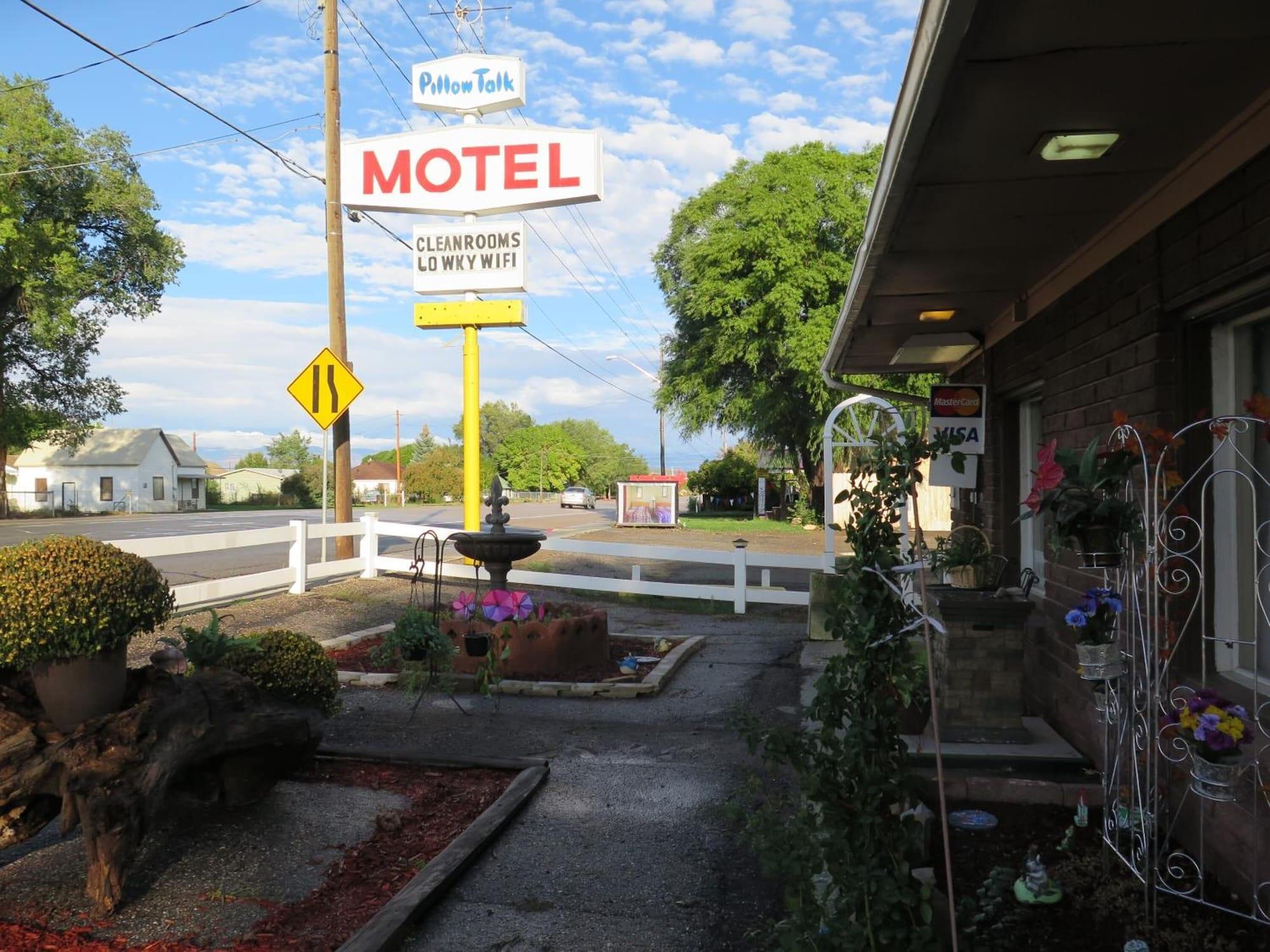 Vista Exterior Pillow Talk Motel