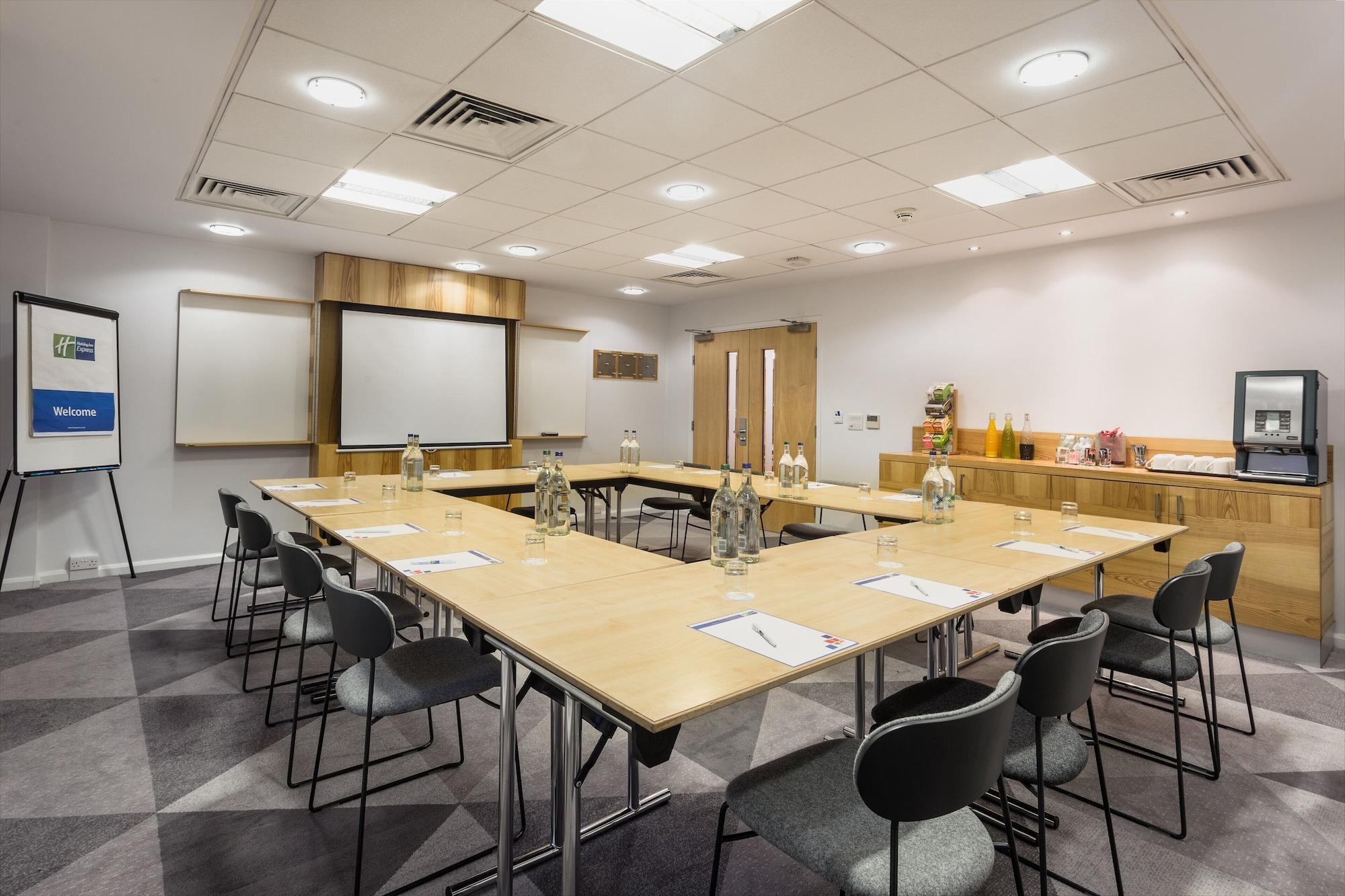 Sala de Reuniones Holiday Inn Express London-Watford Junction by IHG
