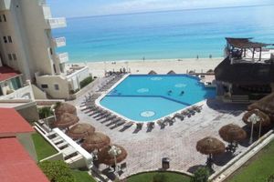Alquiler Vacacional - LOCATION! LOCATION! LOCATION! Ground Floor! Private Yard! Steps to pool & beach!