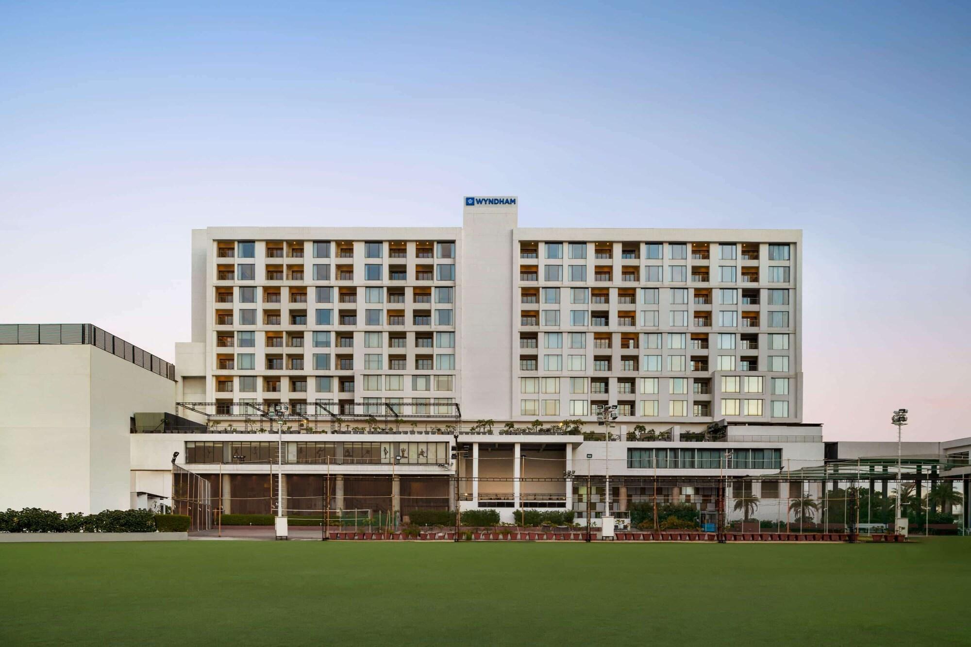 Vista Exterior Wyndham Ahmedabad Shela