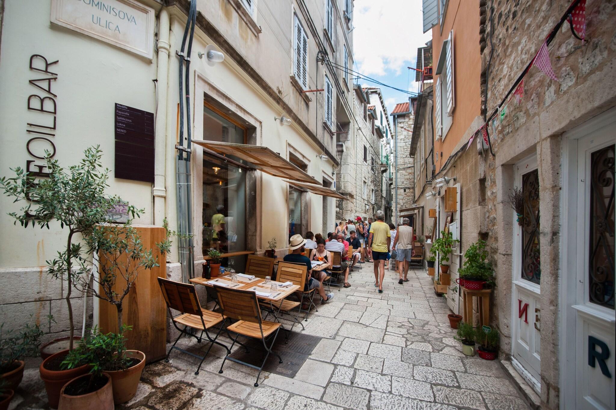 Vista Lobby Pylon Rooms