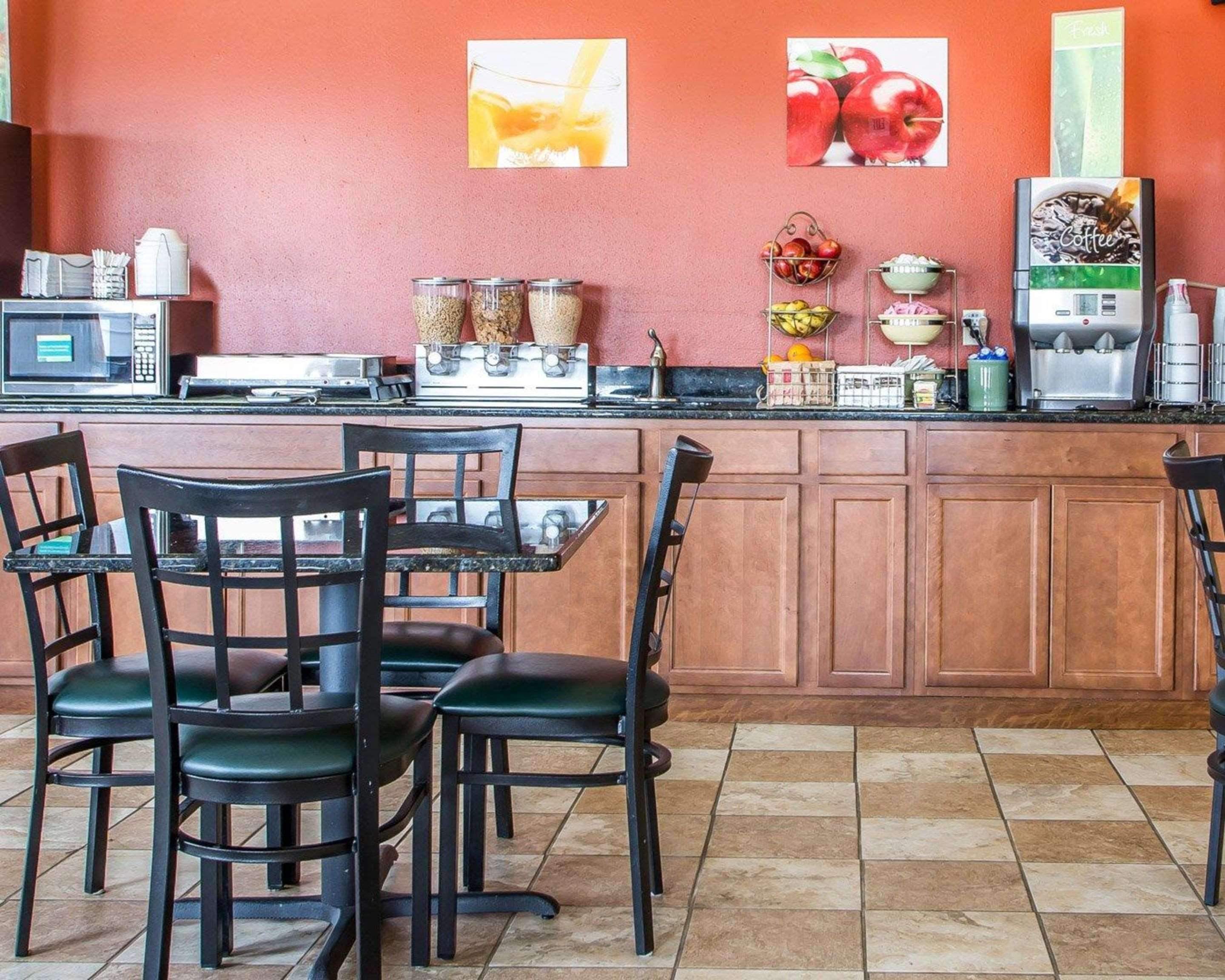 Restaurant Quality Inn Morton at I-74