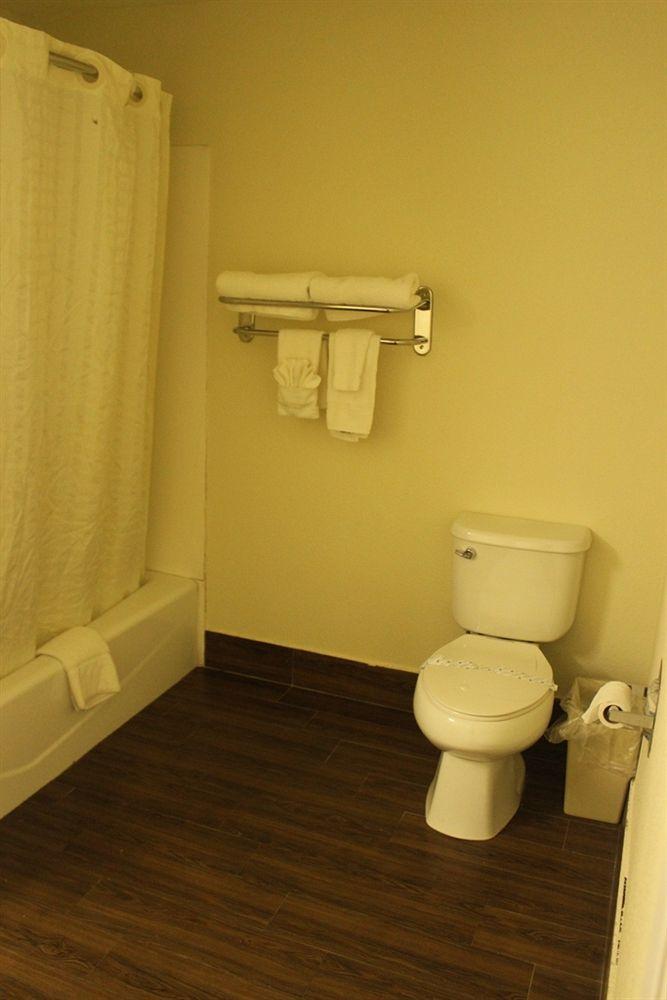 Baño Rodeway Inn & Suites LAX