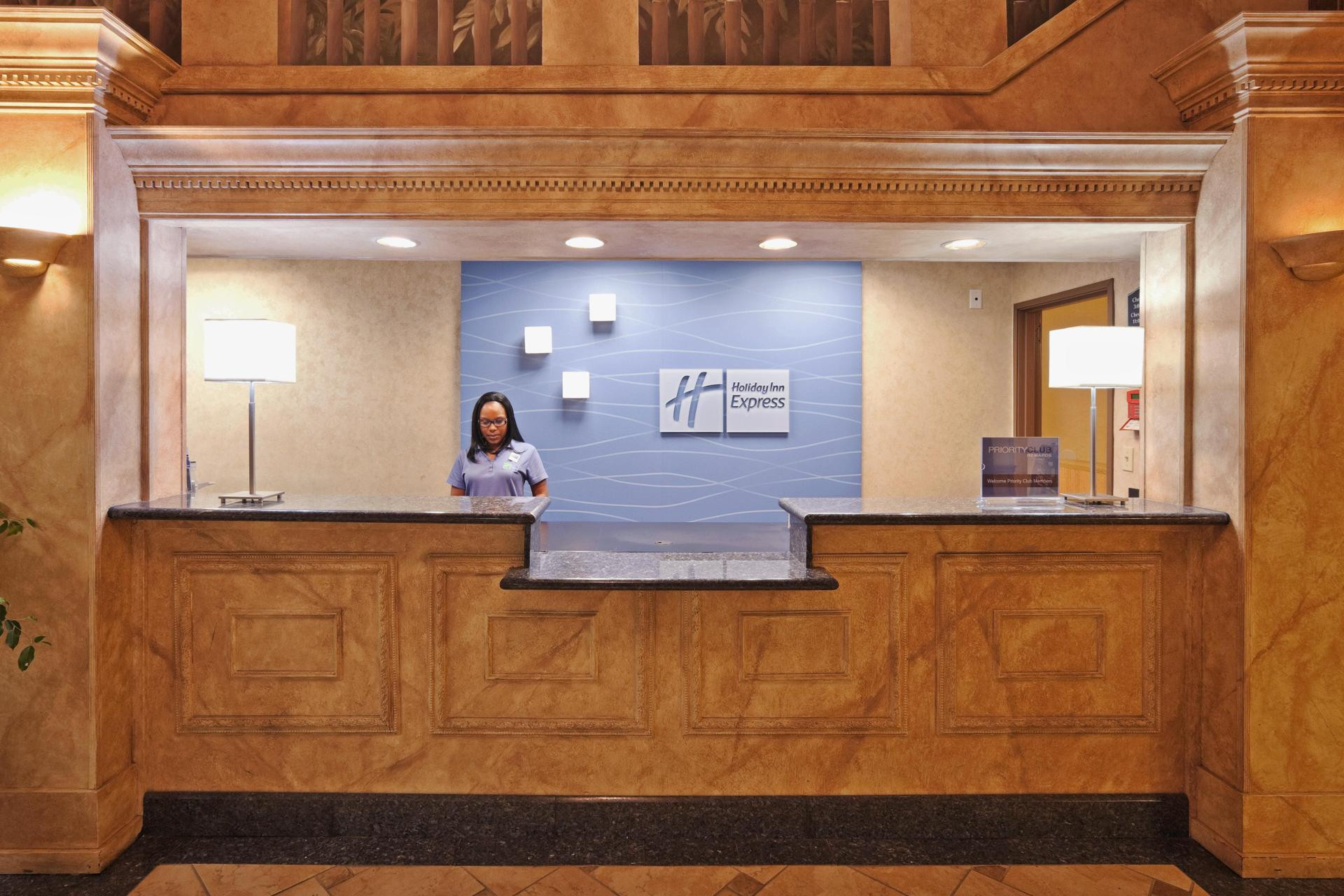 Vista Lobby Holiday Inn Express and Suites Jenks