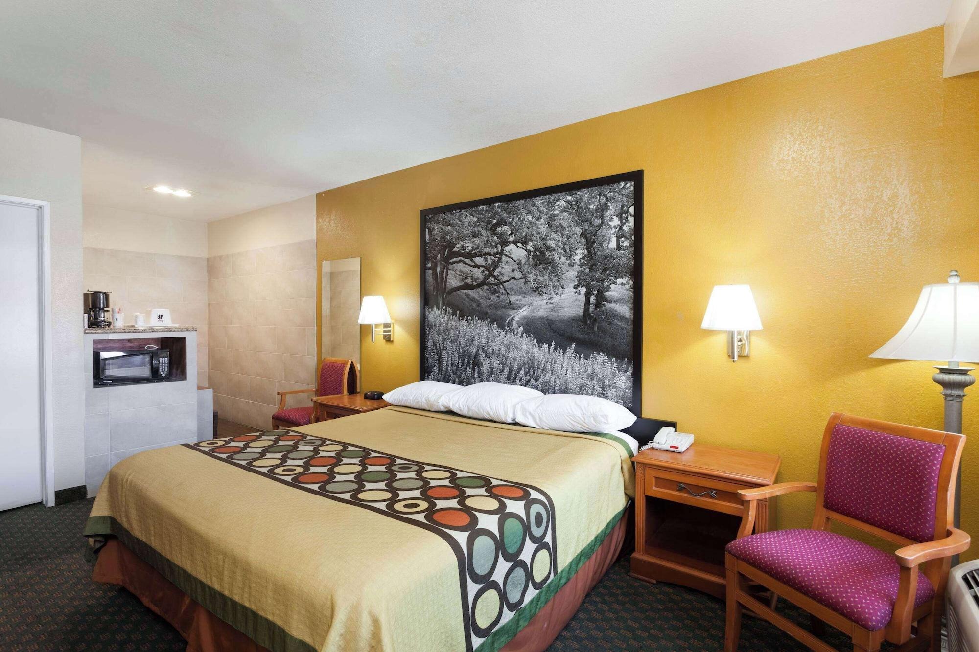 Habitación Super 8 by Wyndham Bakersfield South CA