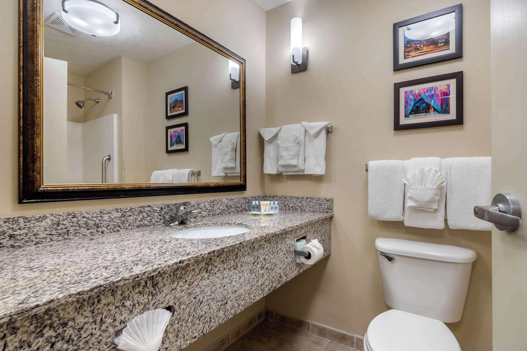 Habitación Comfort Suites Speedway - Kansas City