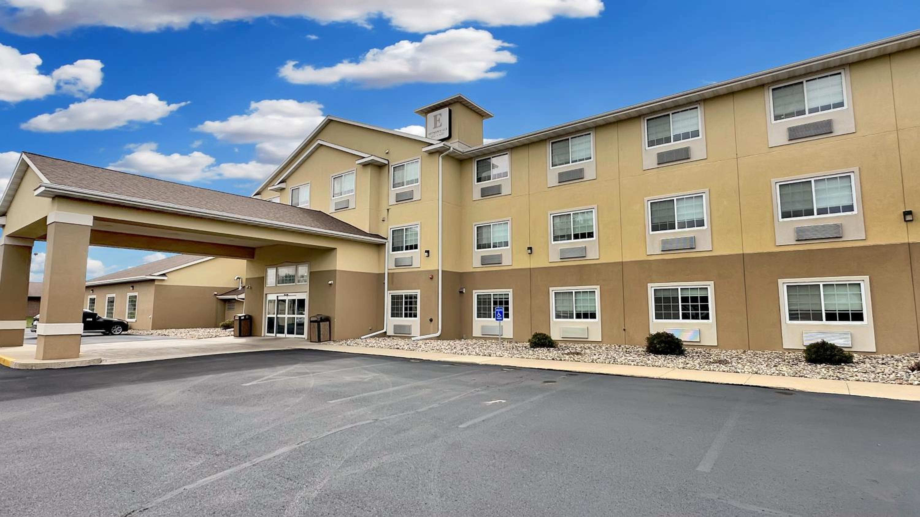 Vista Exterior Estherville Hot​​el & Suites