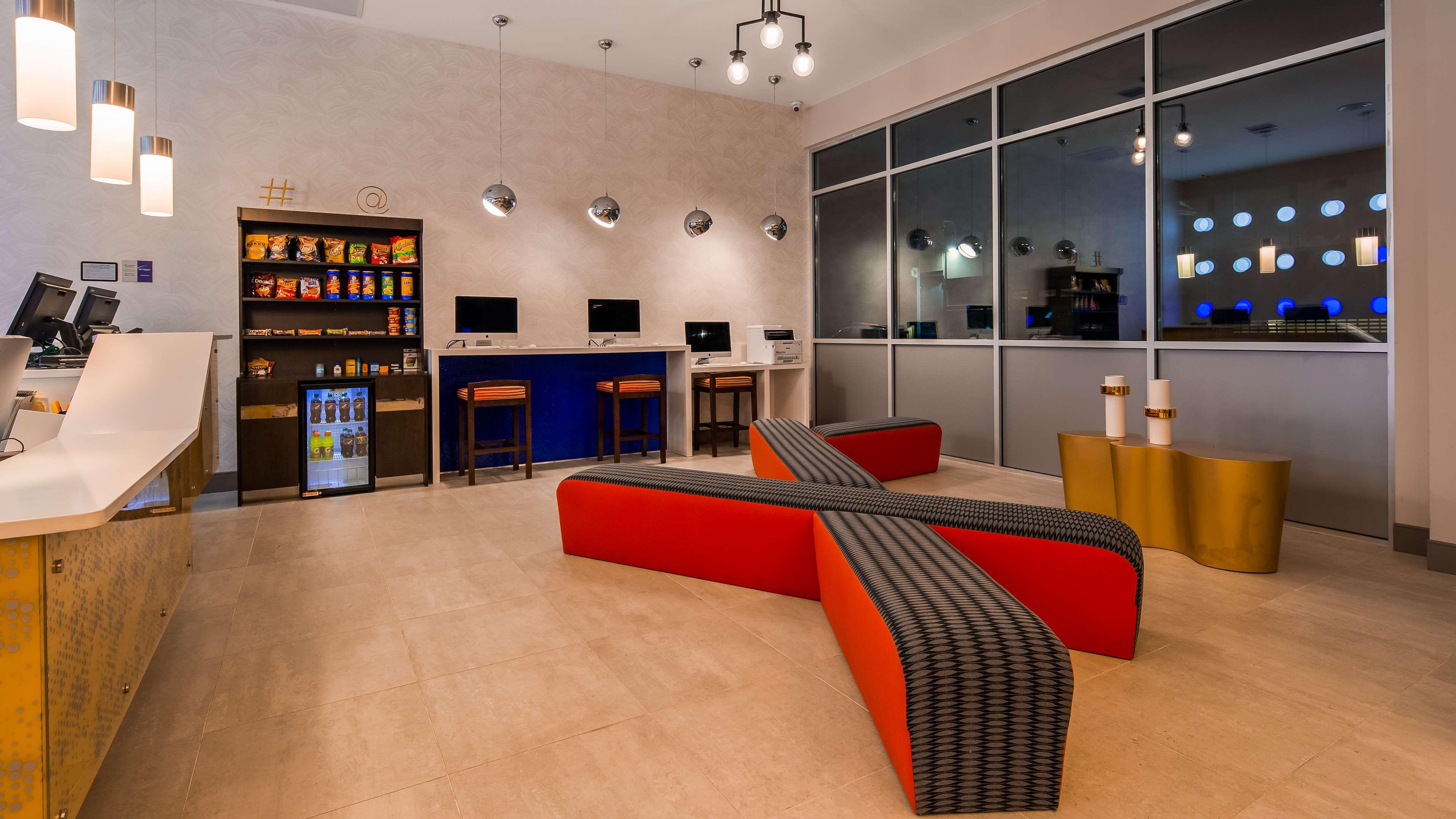 Vista Lobby GLō Best Western Brooklyn NYC
