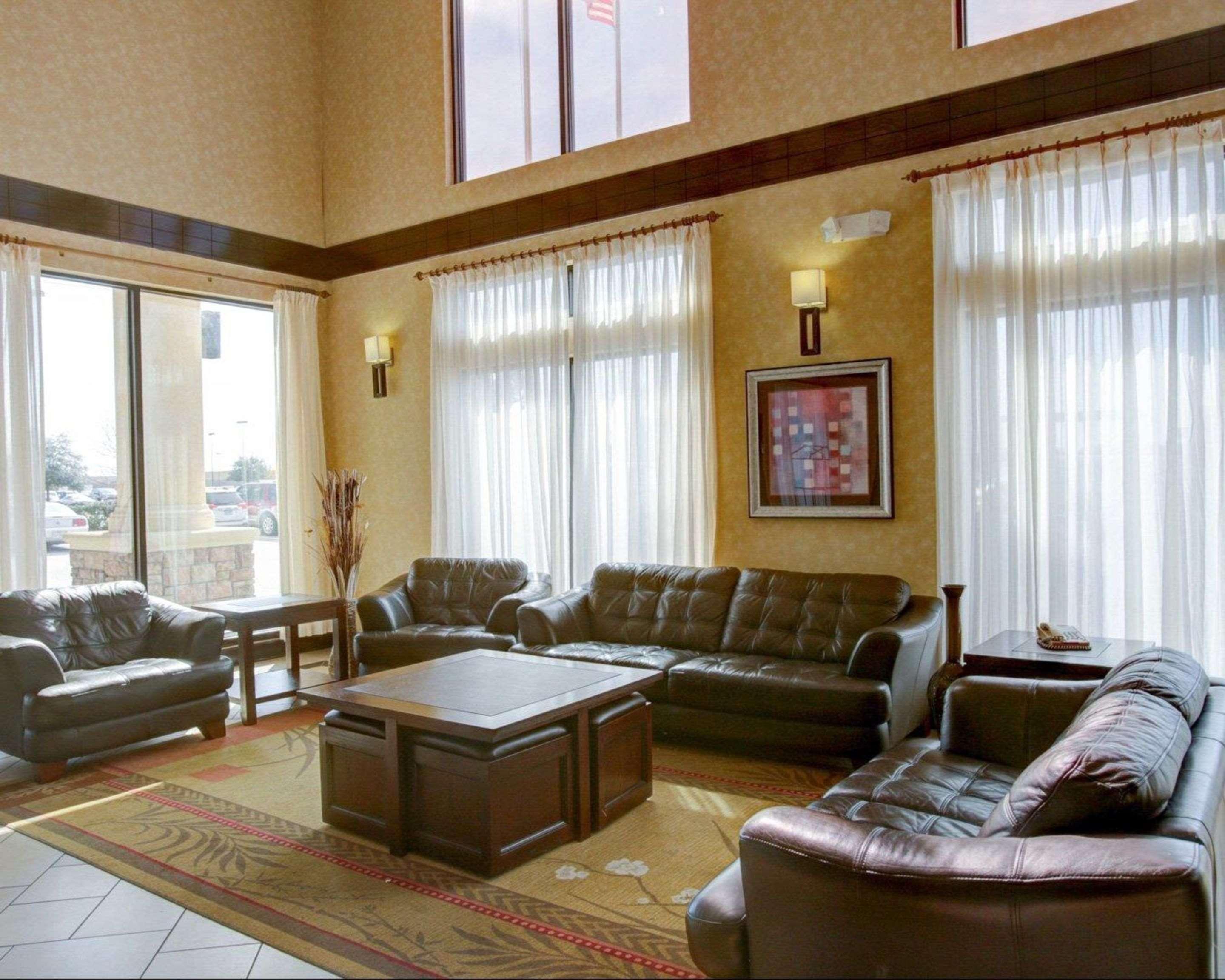 Vista Lobby Comfort Suites Old Town Spring