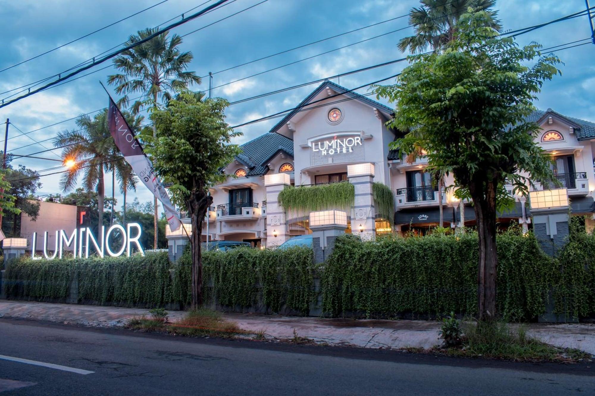Vista Exterior Luminor Hotel Jember by WH