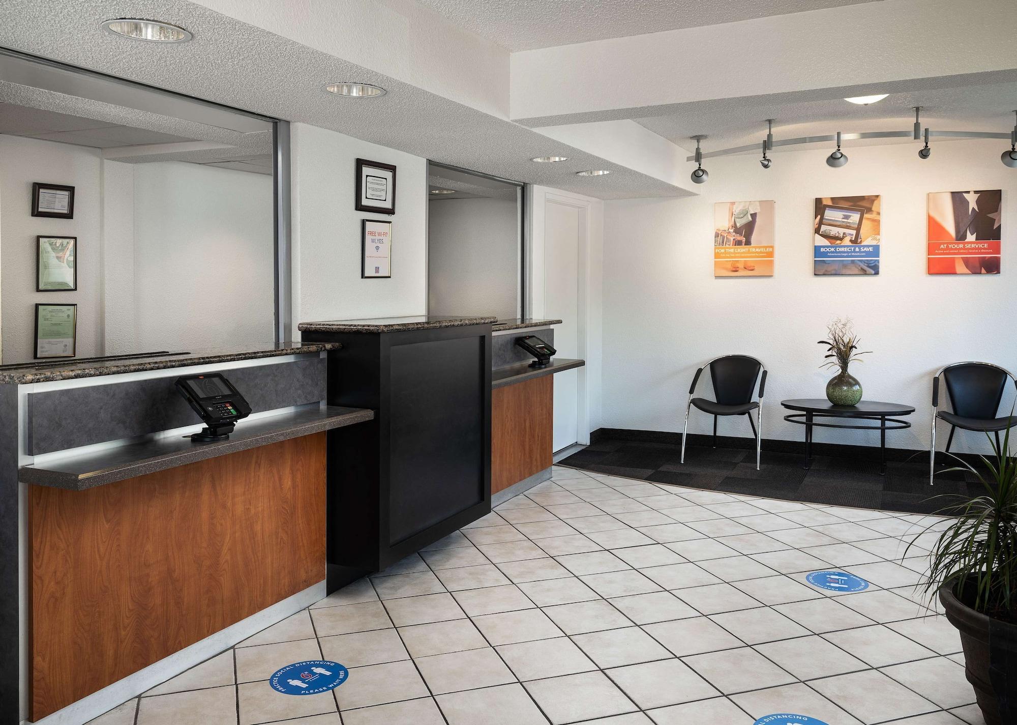 Vista Lobby Motel 6 Carlsbad, CA - East