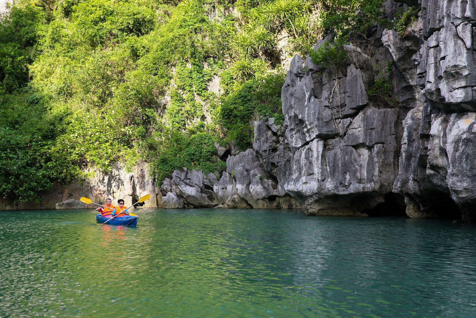 Vista Exterior Imperial Legend Cruise Halong