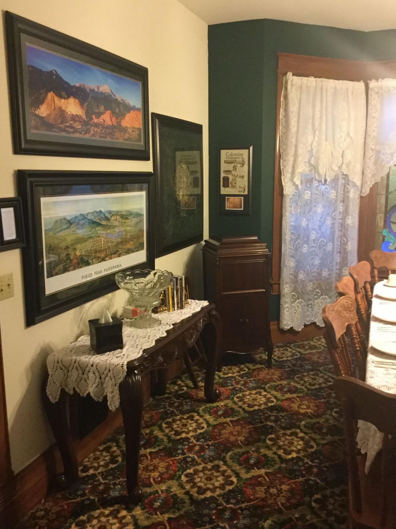 Restaurant Spurs n Lace Bed & Breakfast Inn