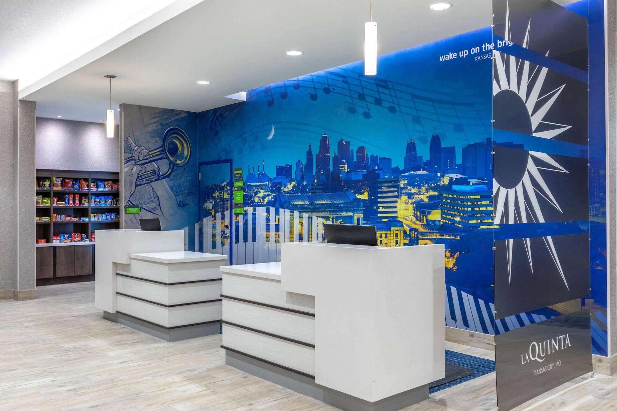 Vista Lobby La Quinta Inn & Suites by Wyndham Kansas City Beacon Hill