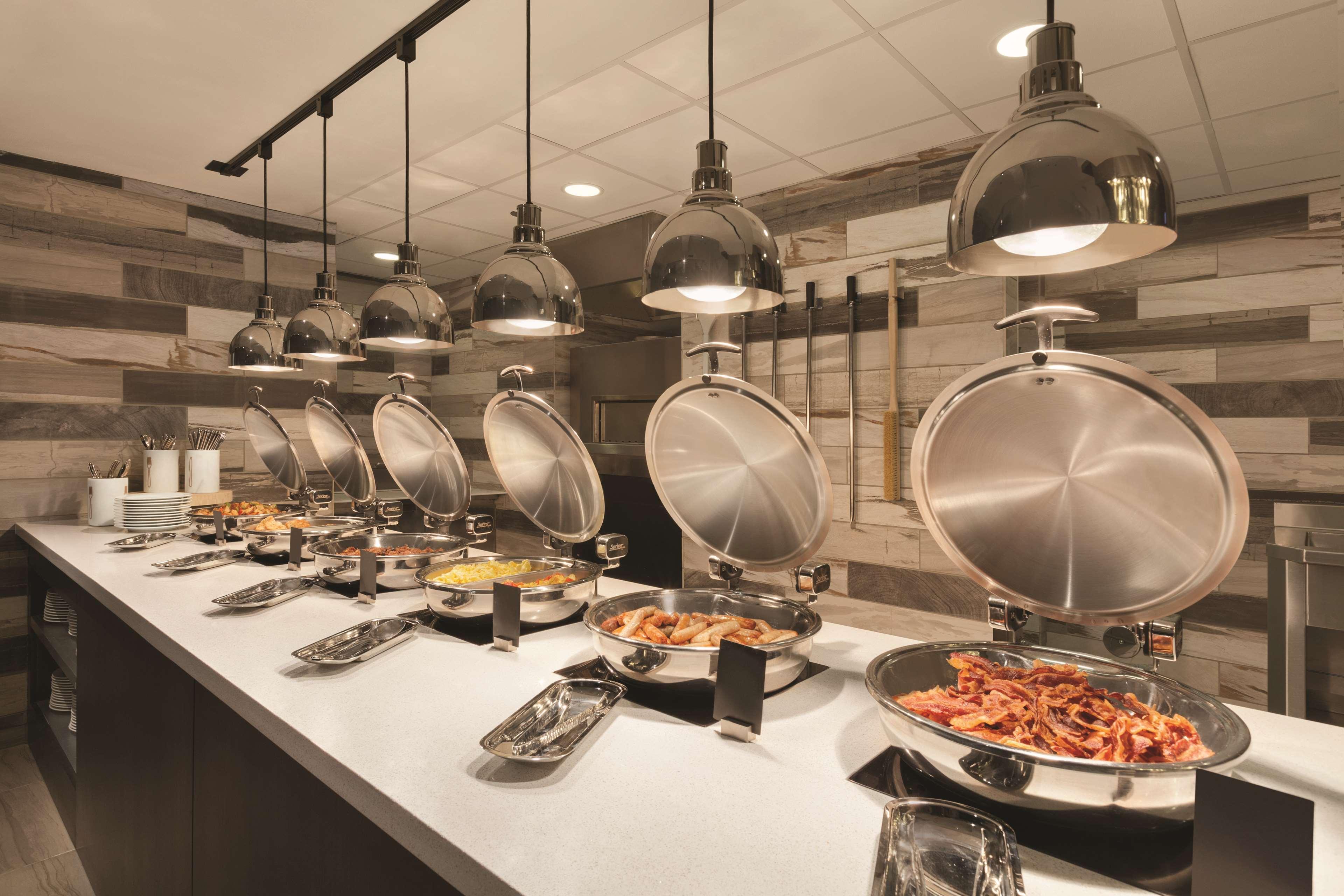Restaurant Embassy Suites by Hilton San Antonio Brooks Hotel & Spa
