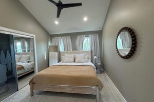 Alquiler Vacacional - Romantic Getaway Cabin w/ Rooftop Spa, Fire Pit & Golf Cart