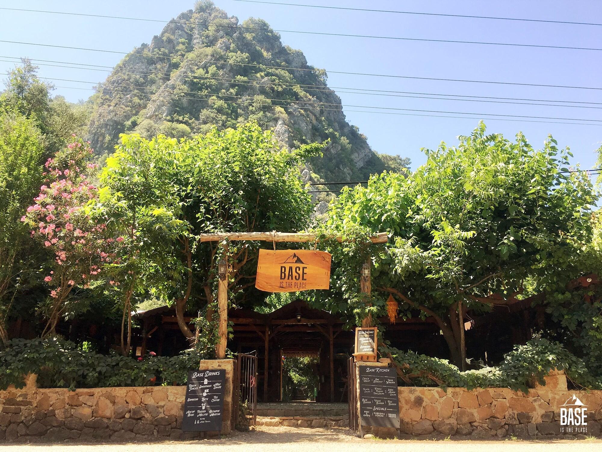 Varios Base Bungalows