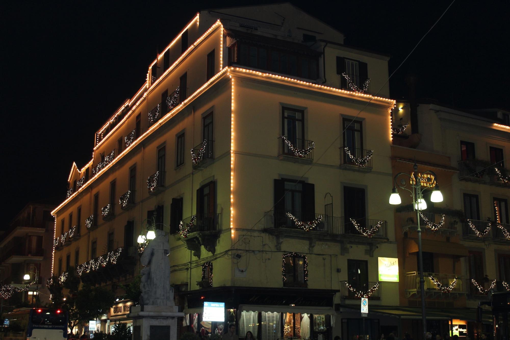 Vista Exterior Piazza Tasso B&B Relais