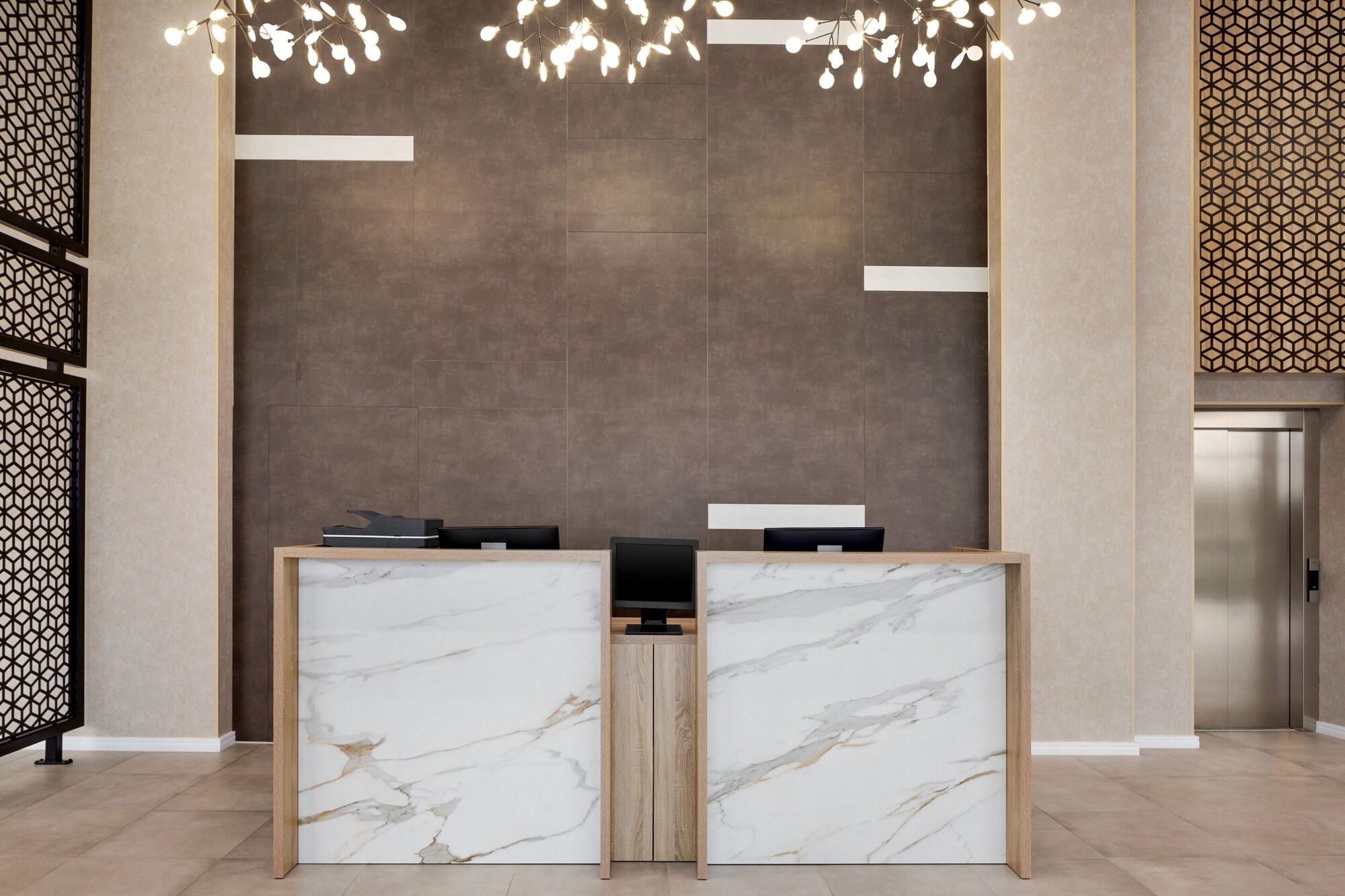 Vista Lobby Ramada by Wyndham Targu JIU