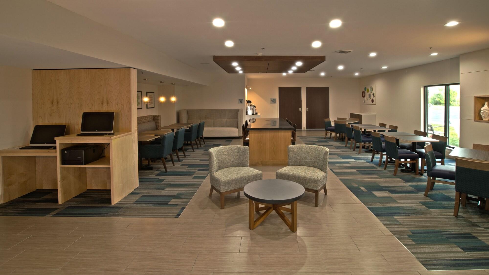 Vista Lobby Holiday Inn Express & Suites Evansville North by IHG