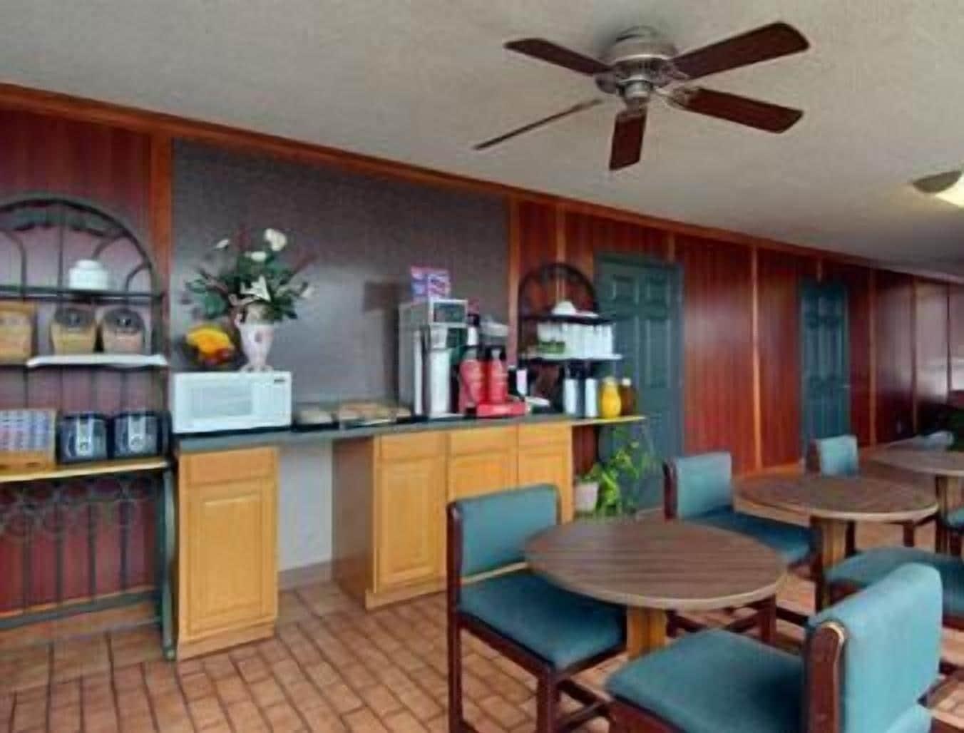 Restaurant Days Inn by Wyndham Newport
