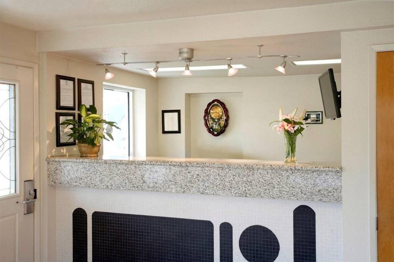 Vista Lobby Turlock Inn