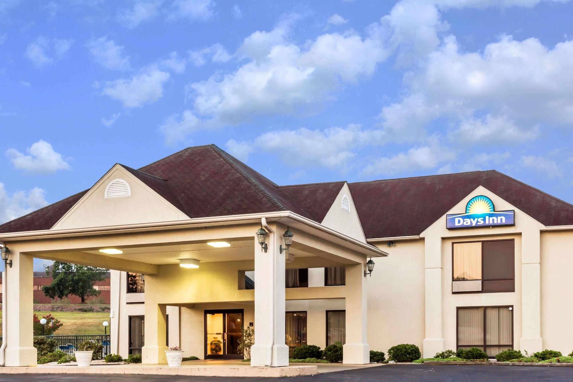 Vista Exterior Days Inn by Wyndham Sanford
