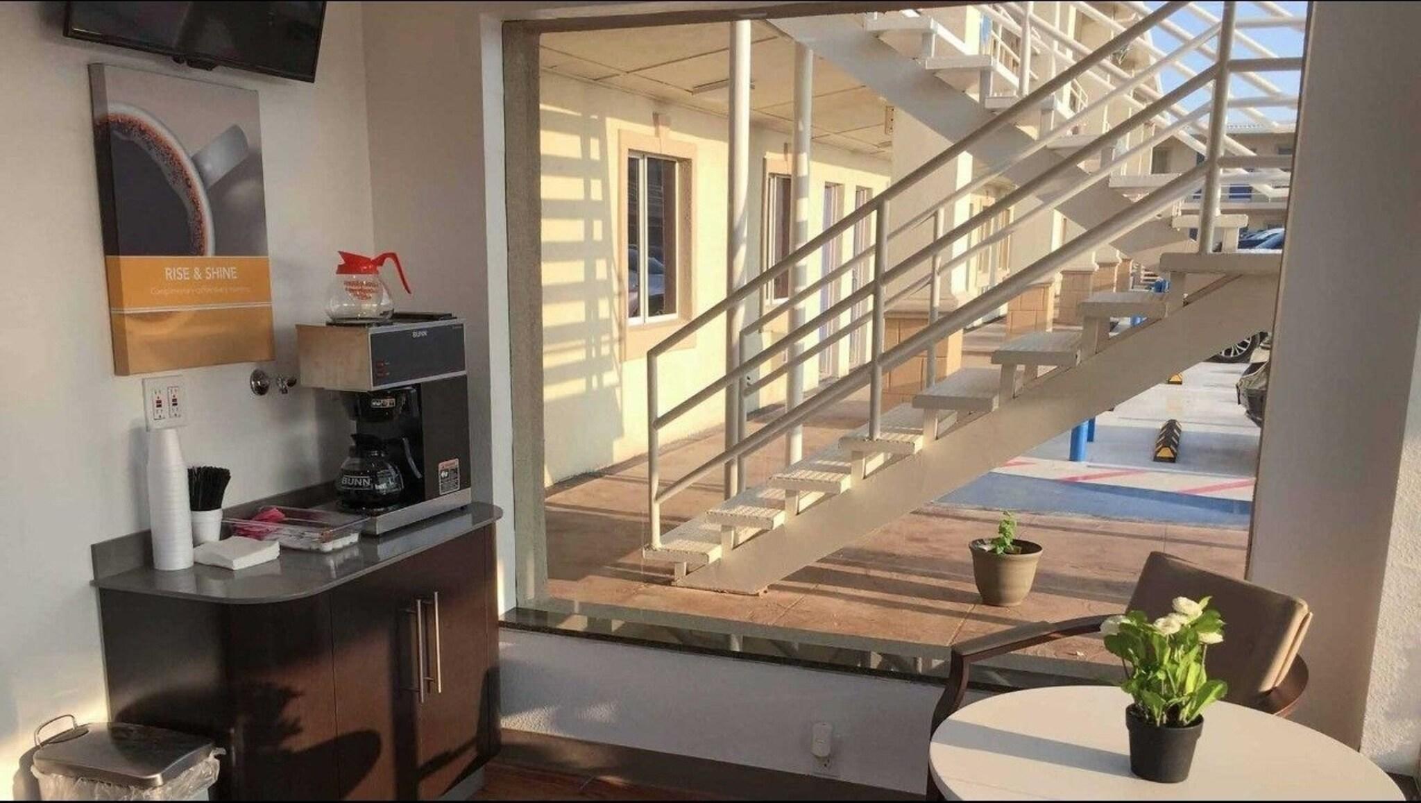 Vista Lobby Motel 6 Odessa, TX - 2nd Street