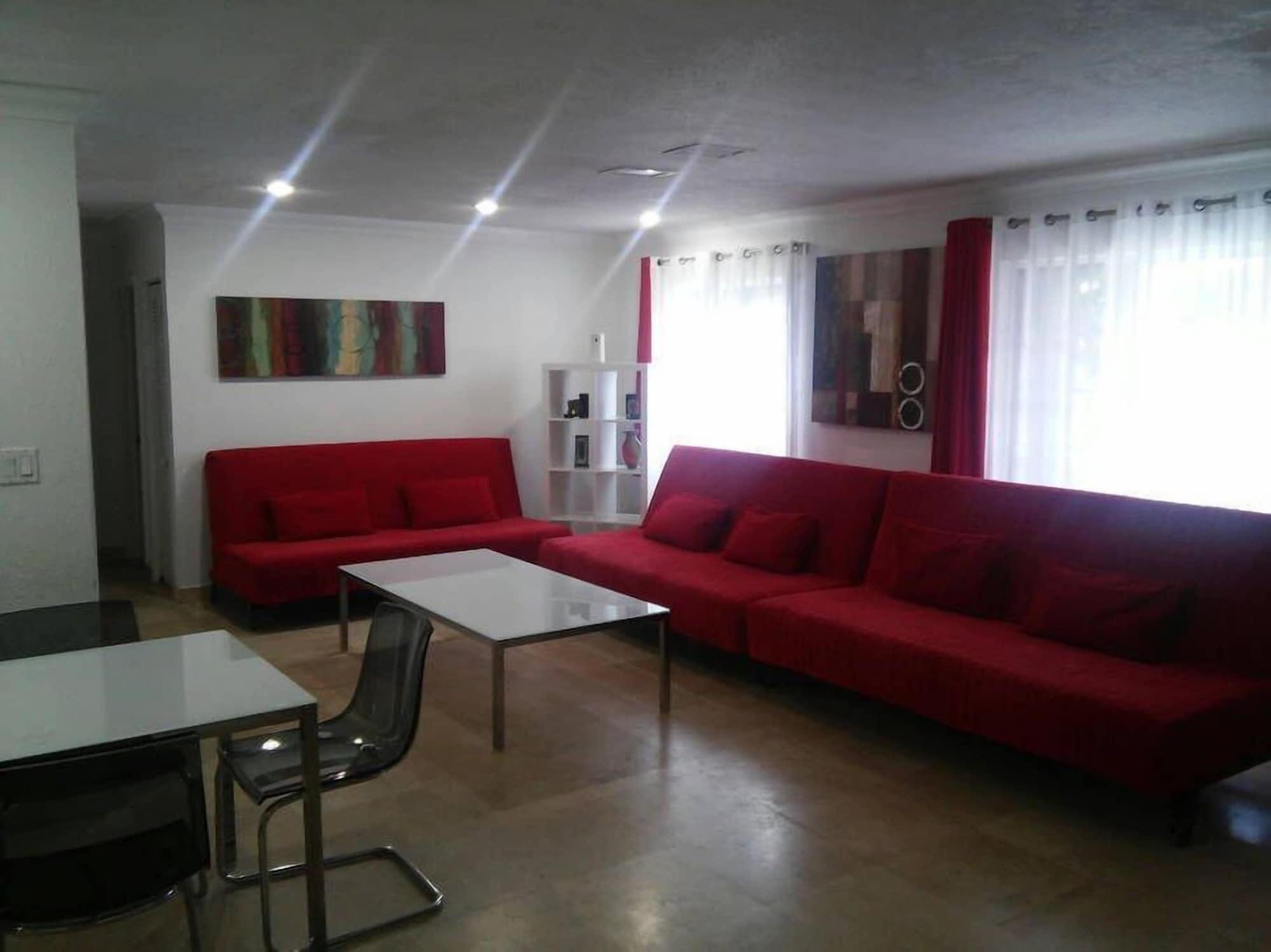 Varios House for 12