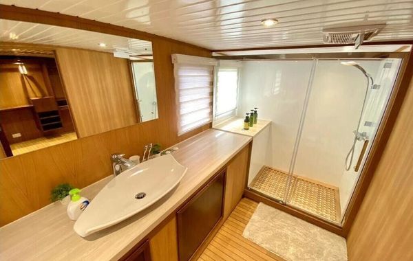 The Oak & Anchor - Hong Kong Houseboat
