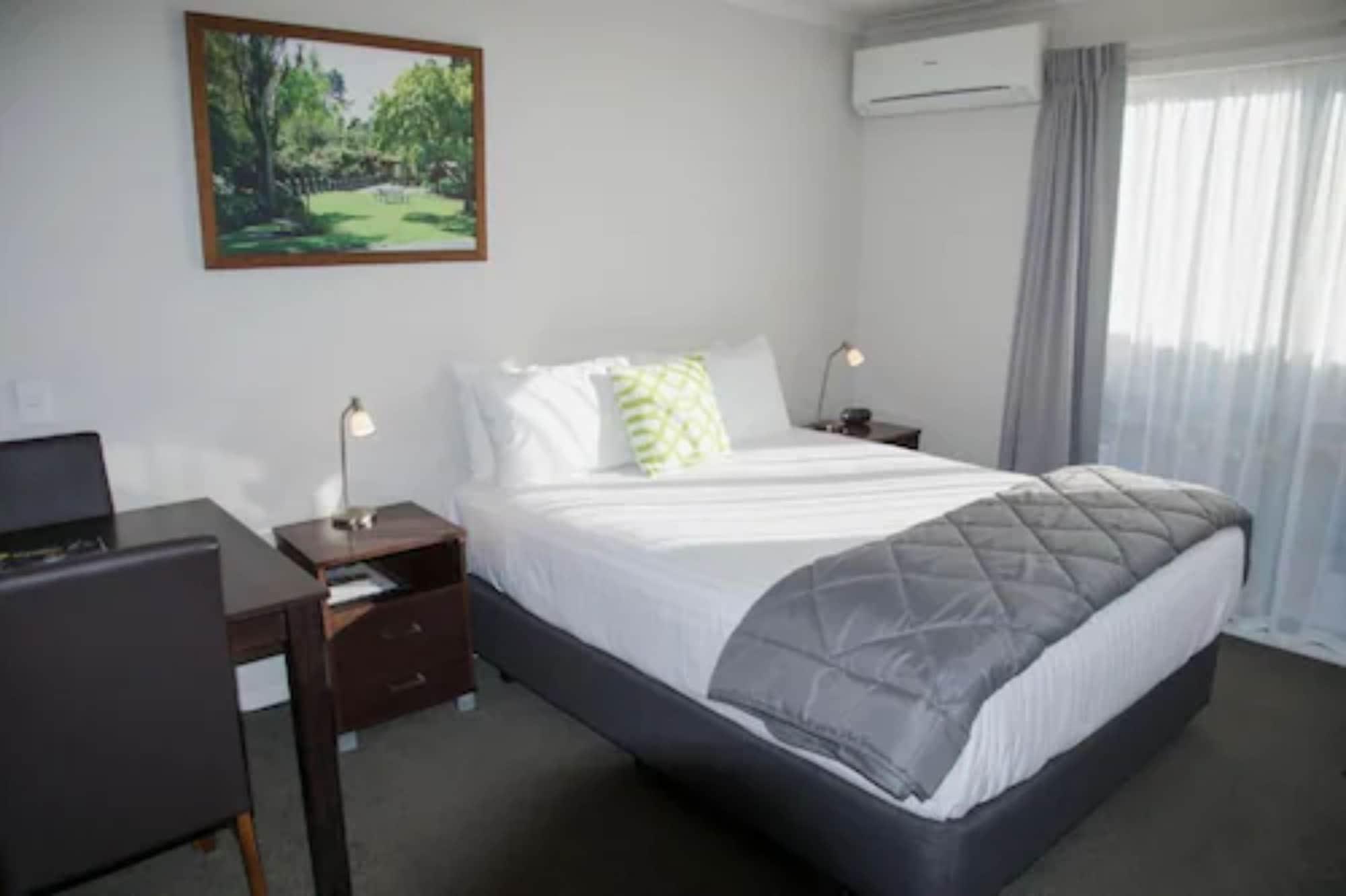 Varios Arena Court Motel