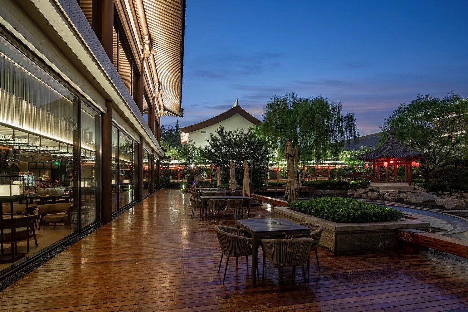 Vista Exterior Hualuxe Xian Tanghua - An IHG Hotel