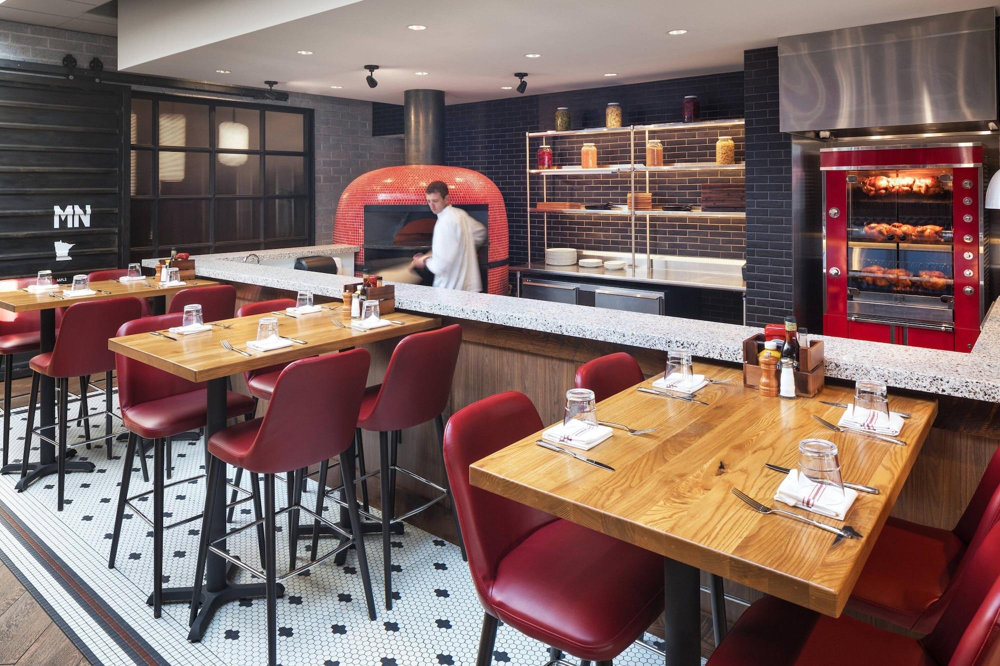 Restaurant Delta Hotels by Marriott Minneapolis Northeast