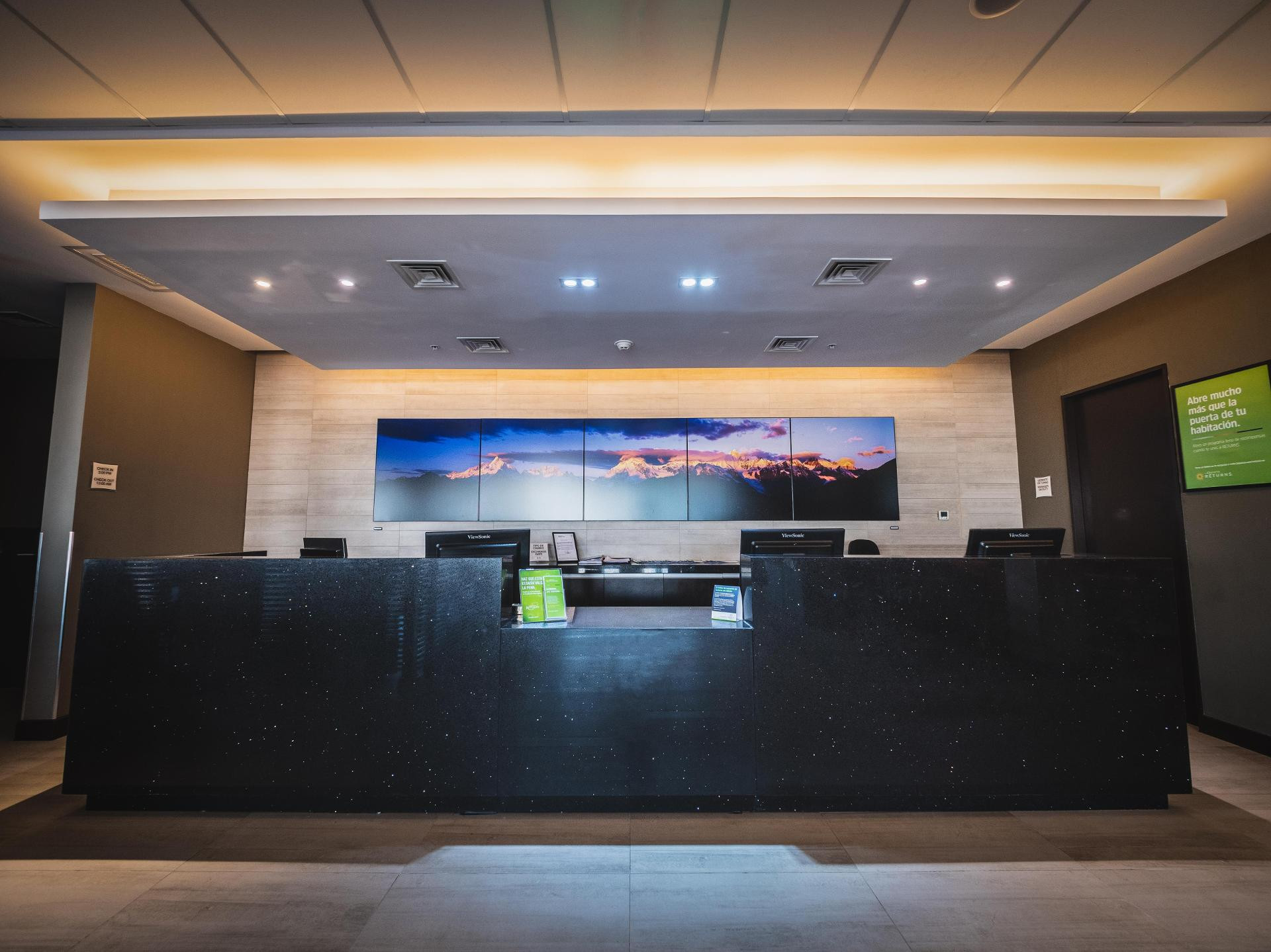 Vista Lobby Wyndham Santiago Aeropuerto