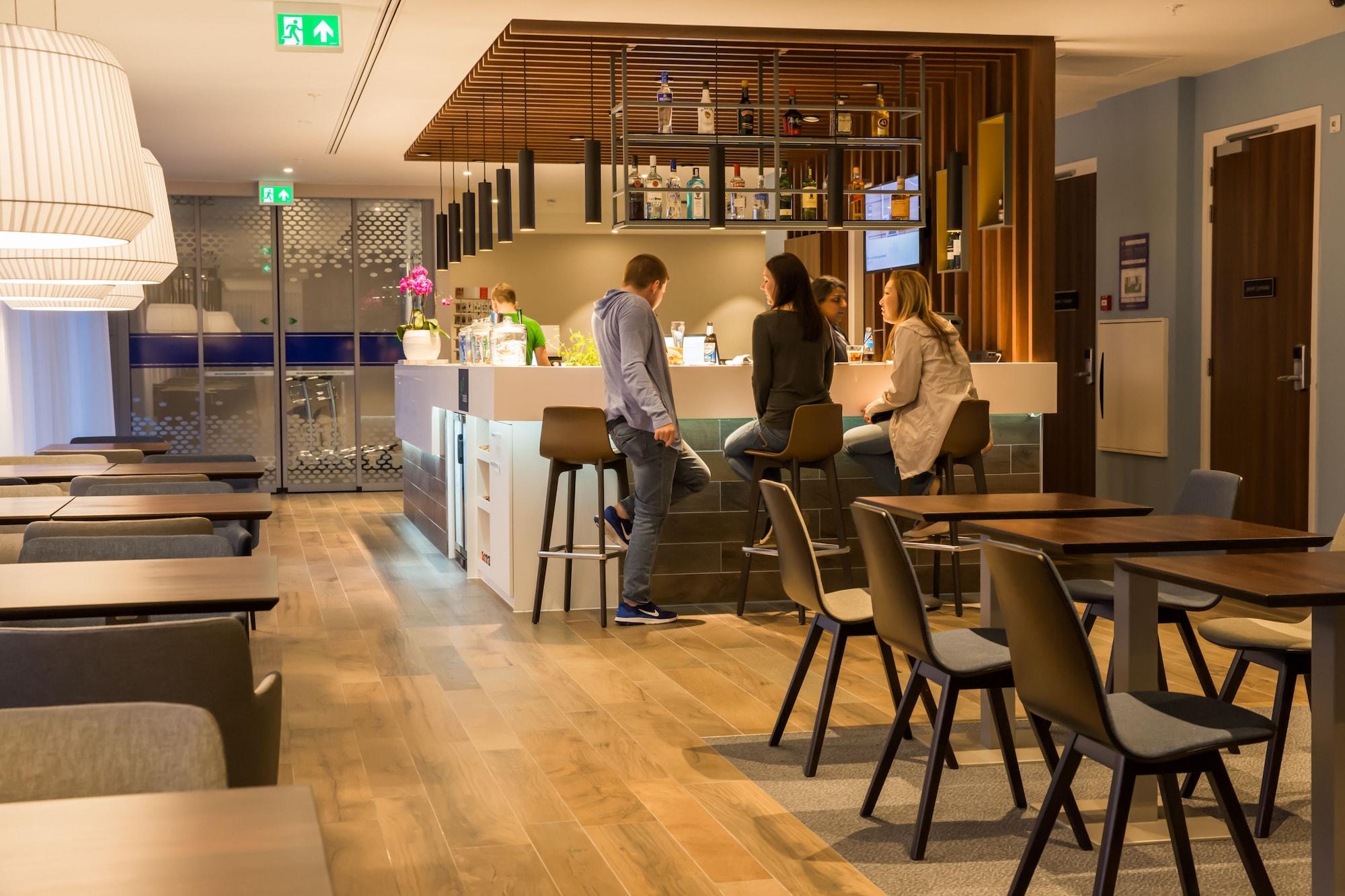 Bar/Salón Hampton by Hilton Amsterdam Centre East