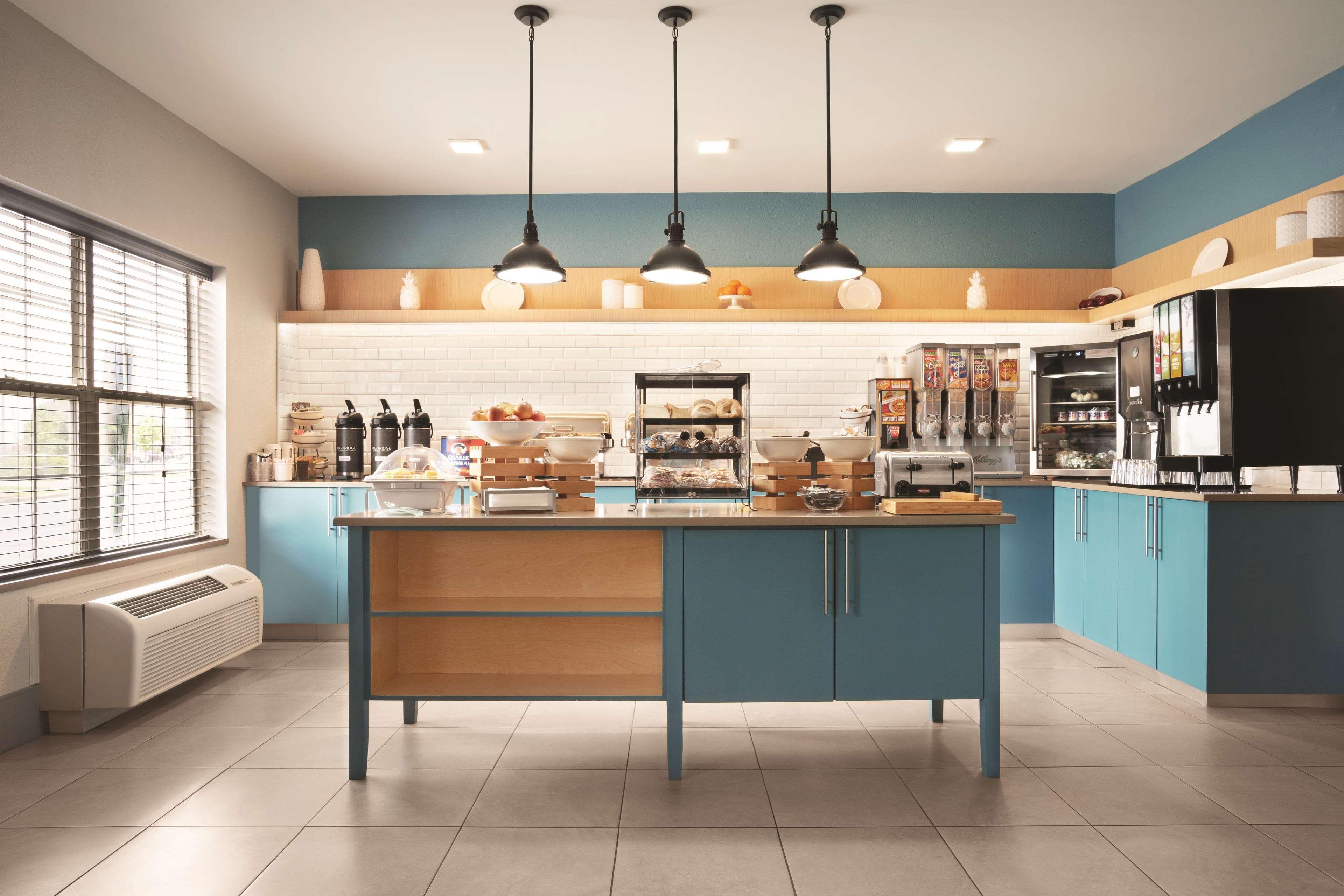 Restaurant Country Inn & Suites by Radisson, Moline Airport, IL